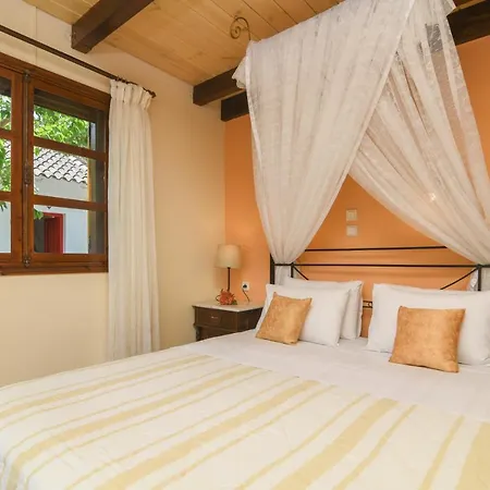 Alojamento de Turismo Rural Therianos Traditional